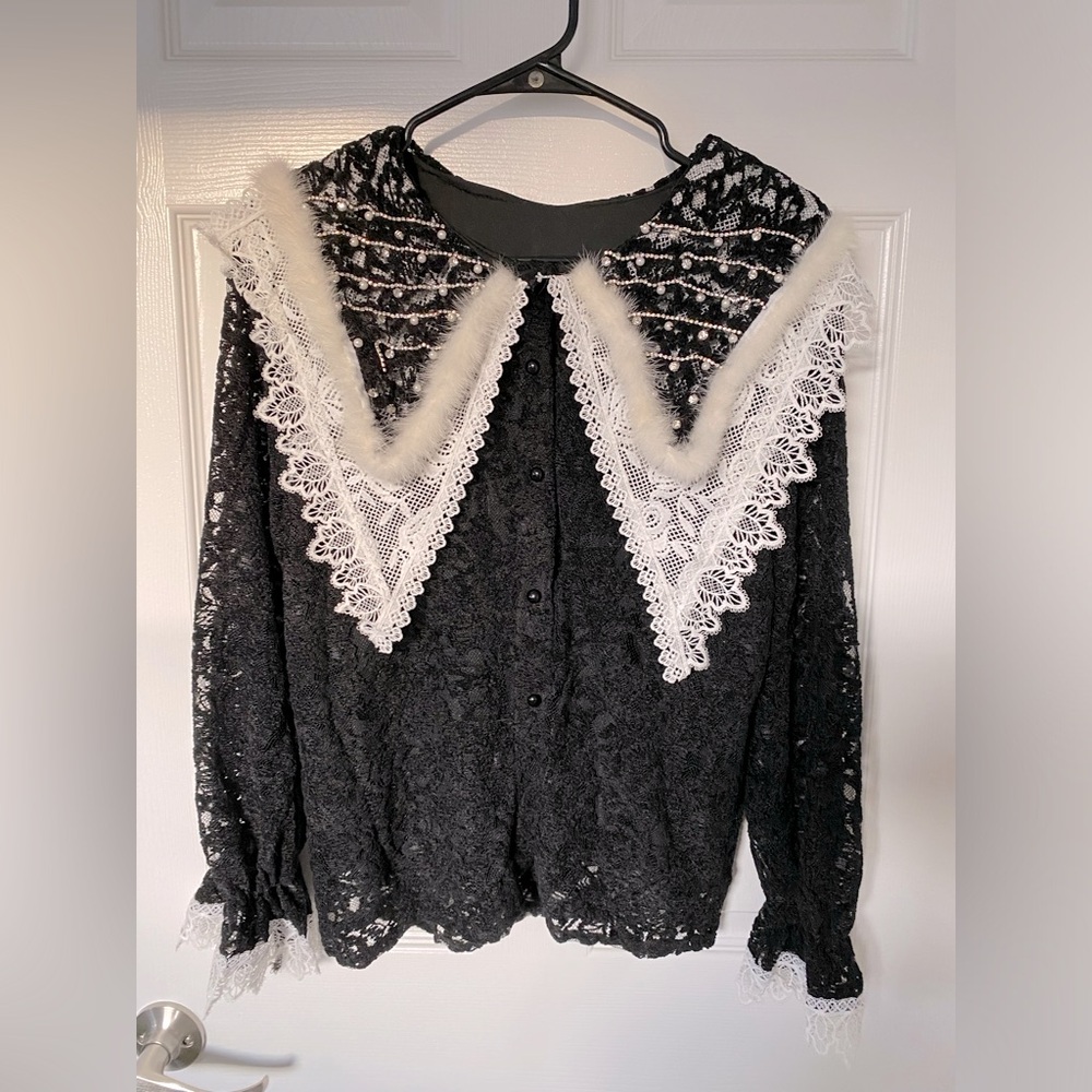 NWOT Women’s lace blouse with flappy collar - size S